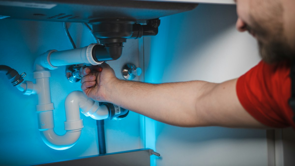 Anlagenmechaniker arbeitet an einer Rohrleitung
